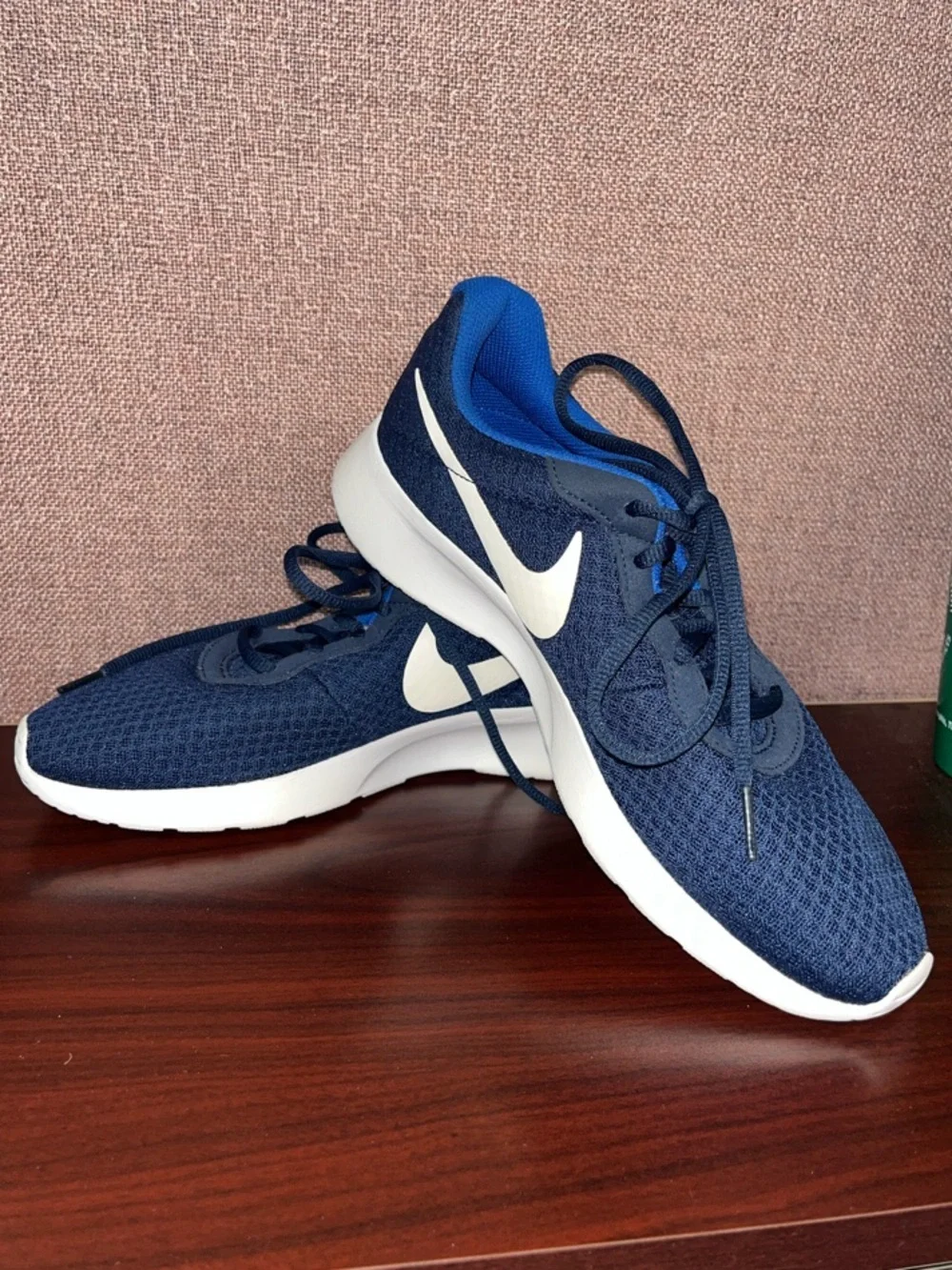 Nike Tanjun athletic sneakers with white swooshes. Blue size 7